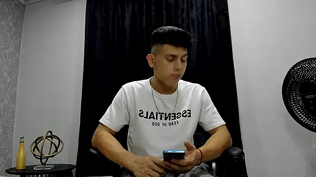 Snapshot of andrew_rose_ chatting on January 30, 10:41 pm andrew rose  online show from January 30, 10:41 pm