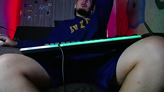 Snapshot of zacwatson_ chatting on March 4, 6:04 am zacwatson  online show from March 4, 6:04 am