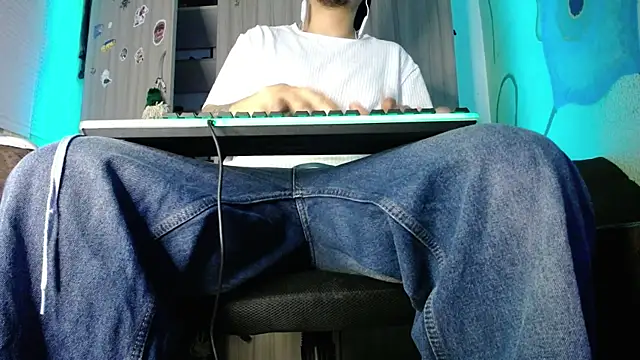 Snapshot of zacwatson_ chatting on December 15, 6:29 am zacwatson  online show from December 15, 6:29 am