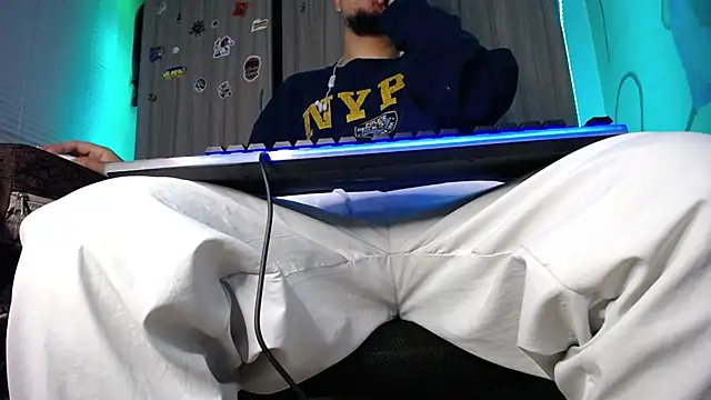 Snapshot of zacwatson_ chatting on December 2, 3:34 pm zacwatson  online show from December 2, 3:34 pm