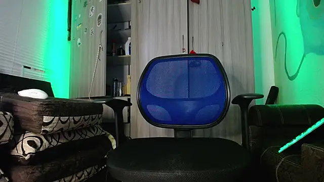 Snapshot of zacwatson_ chatting on January 12, 5:45 am zacwatson  online show from January 12, 5:45 am