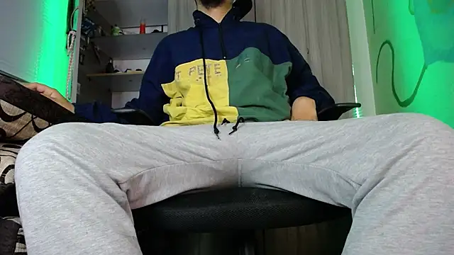 Snapshot of zacwatson_ chatting on December 28, 5:02 am zacwatson  online show from December 28, 5:02 am