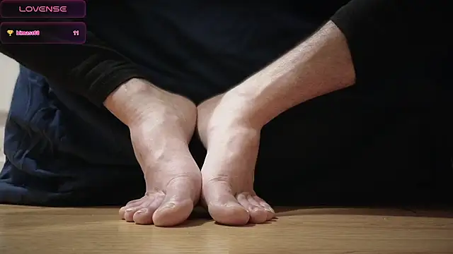 pantslesstraveler plt online show from December 23, 4:22 am