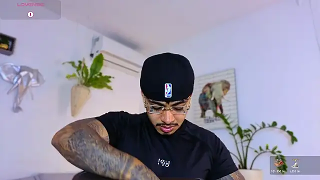 JordanSmiith  online show from December 17, 8:59 pm