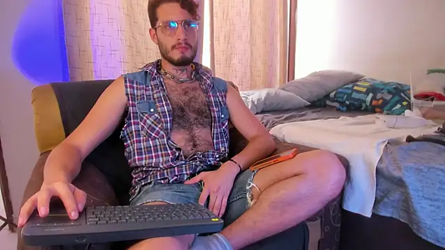 axel giracr online show from March 21, 9:01 pm