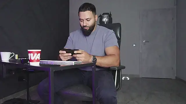 Snapshot of mattmasterss chatting on October 6, 1:21 am mattmasterss online show from October 6, 1:21 am