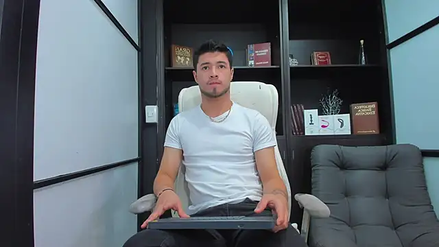 Snapshot of EdwardRoss_ chatting on December 7, 7:54 pm EdwardRoss  online show from December 7, 7:54 pm