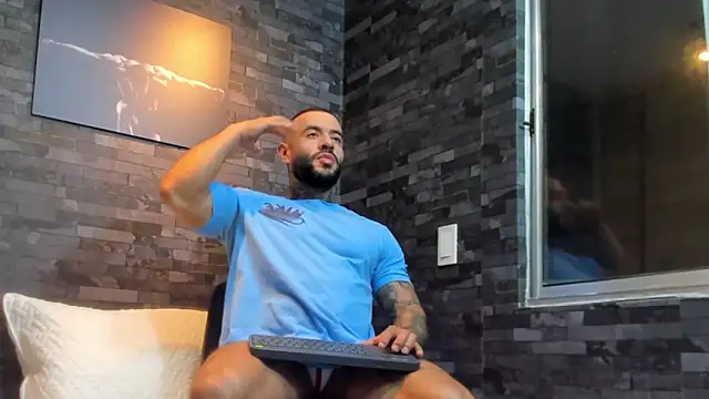 Snapshot of BruceDallas chatting on October 16, 1:57 am BruceDallas online show from October 16, 1:57 am