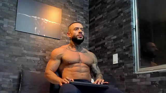 Snapshot of BruceDallas chatting on October 3, 1:21 am BruceDallas online show from October 3, 1:21 am