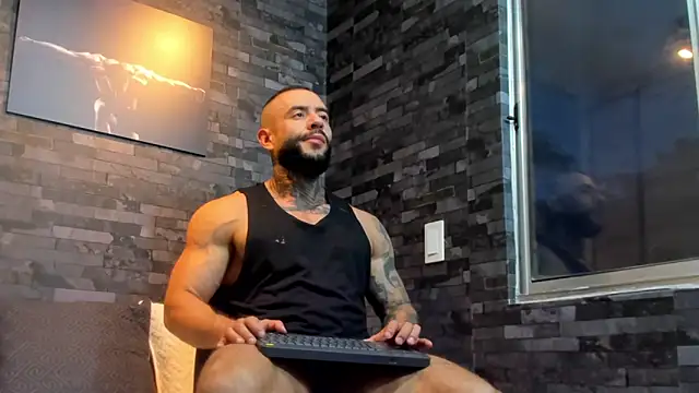 Snapshot of BruceDallas chatting on October 5, 11:09 pm BruceDallas online show from October 5, 11:09 pm