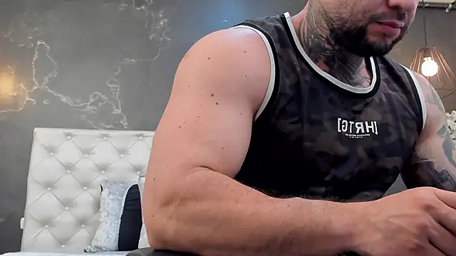 Snapshot of BruceDallas chatting on December 10, 12:02 am BruceDallas online show from December 10, 12:02 am