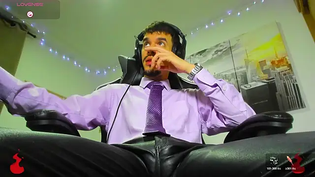 Snapshot of BRAYHAMBROWN chatting on October 29, 5:43 am BRAYHAMBROWN online show from October 29, 5:43 am