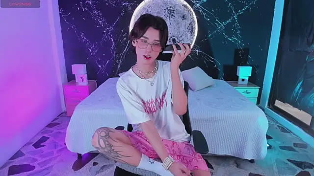 Snapshot of JasperCooper_ chatting on February 6, 1:43 pm JasperCooper  online show from February 6, 1:43 pm