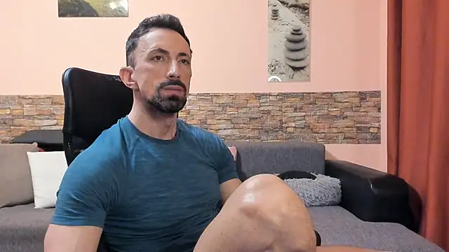 HotHunkTrainer online show from June 13, 8:01 am