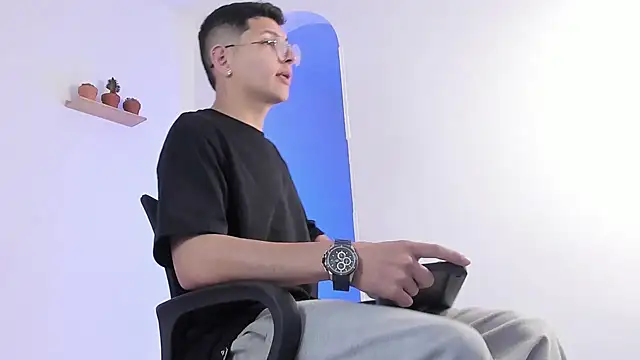 a lejandro 0 8 online show from February 26, 7:36 pm