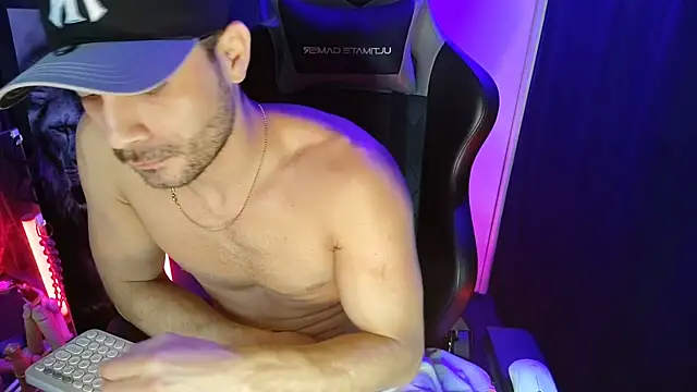 sexyboycolombi4 online show from January 22, 8:40 am