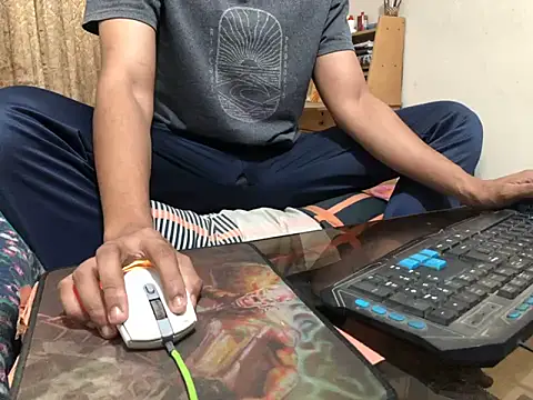 Snapshot of Zeuhorny chatting on December 5, 6:45 pm Zeuhorny online show from December 5, 6:45 pm