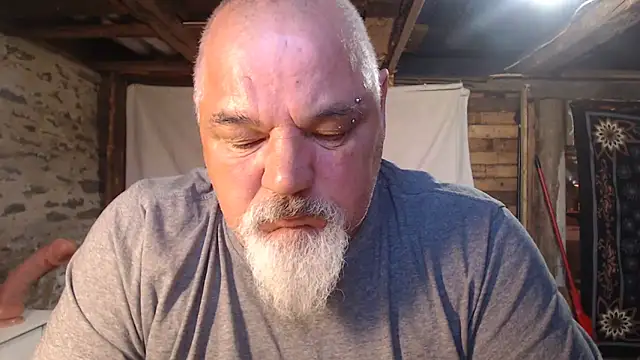 Newfiesausage1972 online show from May 21, 3:38 pm