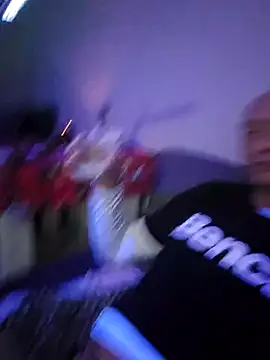 Snapshot of McdyllanXX chatting on December 9, 12:12 am McdyllanXX online show from December 9, 12:12 am