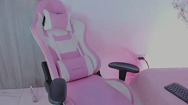 Dylanwhite23  online show from October 11, 2:15 am