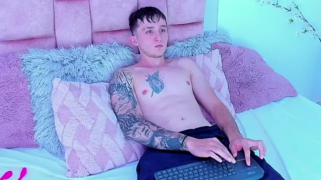 Dylanwhite23  online show from January 28, 5:00 am