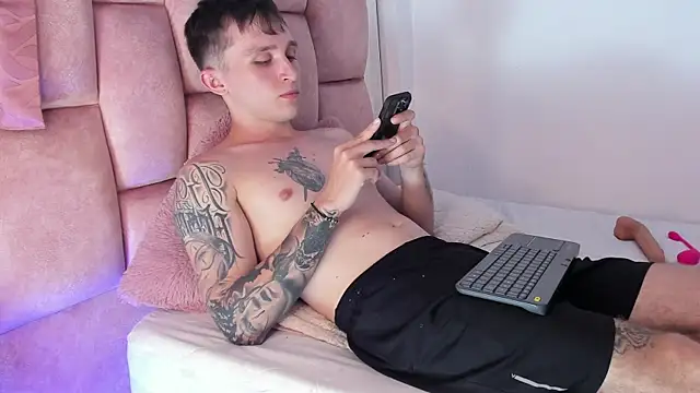 Dylanwhite23  online show from March 21, 7:33 am