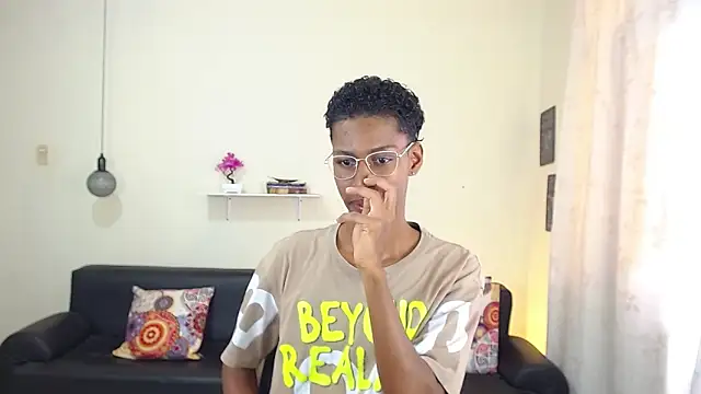 Snapshot of maiki18_ chatting on February 6, 1:21 pm maiki18  online show from February 6, 1:21 pm