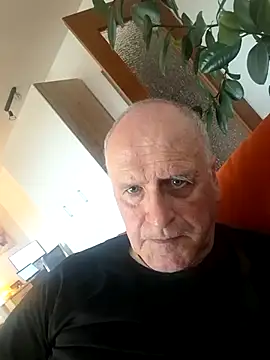 Snapshot of Milkasahne64 chatting on October 28, 9:56 am Milkasahne64 online show from October 28, 9:56 am