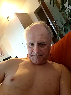 Snapshot of Milkasahne64 chatting on October 3, 6:40 am Milkasahne64 online show from October 3, 6:40 am