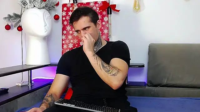 CarterCole online show from December 17, 8:23 am