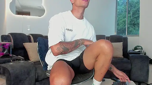 Snapshot of davis_alx1 chatting on February 16, 11:05 pm davis alx1 online show from February 16, 11:05 pm