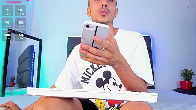 Snapshot of steven_hott8 chatting on February 27, 4:32 pm steven hott8 online show from February 27, 4:32 pm