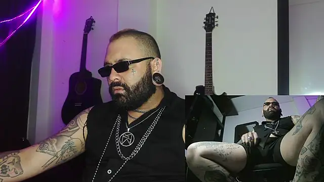 darkclothes online show from December 27, 8:24 am