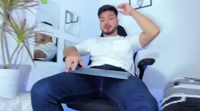 Snapshot of _tony8 chatting on December 10, 10:49 pm  tony8 online show from December 10, 10:49 pm