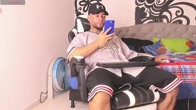 Snapshot of BruceNixon chatting on October 1, 9:41 pm BruceNixon online show from October 1, 9:41 pm