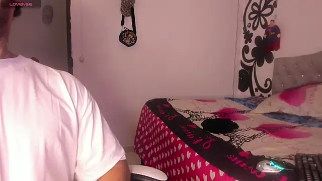 Snapshot of BruceNixon chatting on October 22, 9:07 pm BruceNixon online show from October 22, 9:07 pm