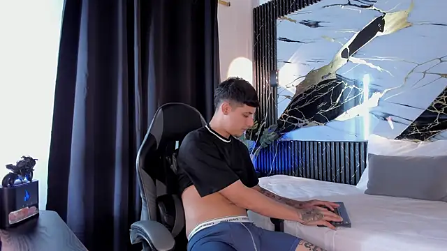 kyle smithxx online show from January 6, 5:33 am