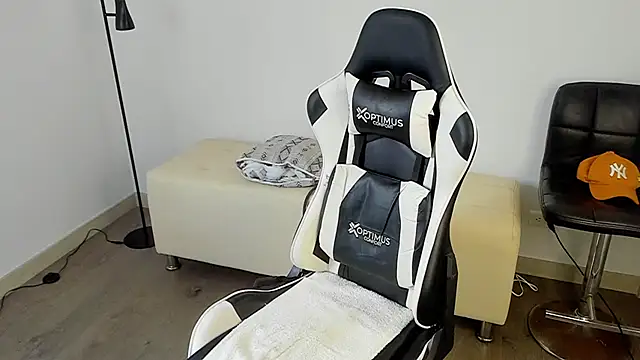 dafboy1 online show from October 3, 9:42 pm