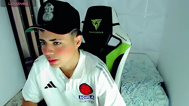 Snapshot of bby_santi chatting on December 6, 1:22 pm bby santi online show from December 6, 1:22 pm