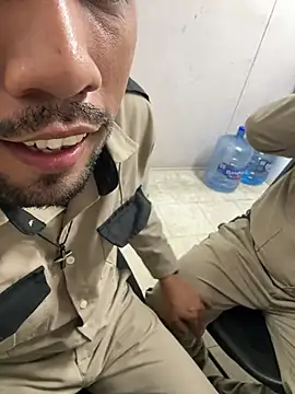 Snapshot of EnriquePersian197 chatting on March 22, 1:32 am EnriquePersian197 online show from March 22, 1:32 am