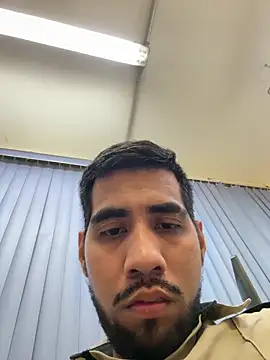 Snapshot of EnriquePersian197 chatting on February 5, 3:13 am EnriquePersian197 online show from February 5, 3:13 am