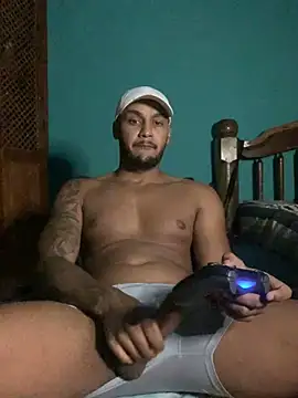 Snapshot of Pinocchiu chatting on December 10, 10:49 pm Pinocchiu online show from December 10, 10:49 pm