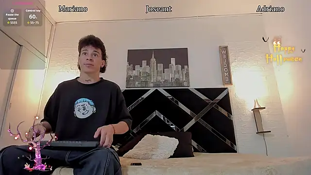 Snapshot of toyboys1 chatting on October 22, 5:00 am toyboys1 online show from October 22, 5:00 am