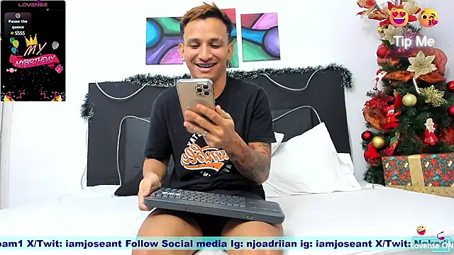 Snapshot of toyboys1 chatting on December 20, 2:08 am toyboys1 online show from December 20, 2:08 am