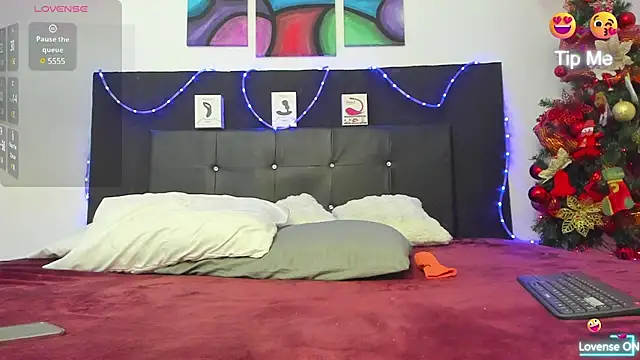 Snapshot of toyboys1 chatting on December 4, 4:54 am toyboys1 online show from December 4, 4:54 am