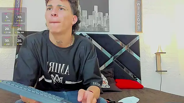 Snapshot of toyboys1 chatting on October 4, 3:44 am toyboys1 online show from October 4, 3:44 am