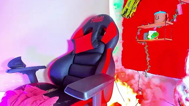 LilOwen  online show from April 18, 7:07 pm