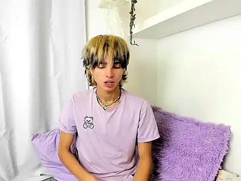 Snapshot of santy-kitty chatting on December 17, 3:17 am santy-kitty online show from December 17, 3:17 am