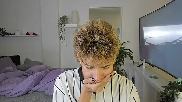 Snapshot of santy-kitty chatting on October 28, 1:19 am santy-kitty online show from October 28, 1:19 am