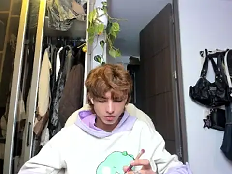 Snapshot of santy-kitty chatting on February 4, 1:23 am santy-kitty online show from February 4, 1:23 am